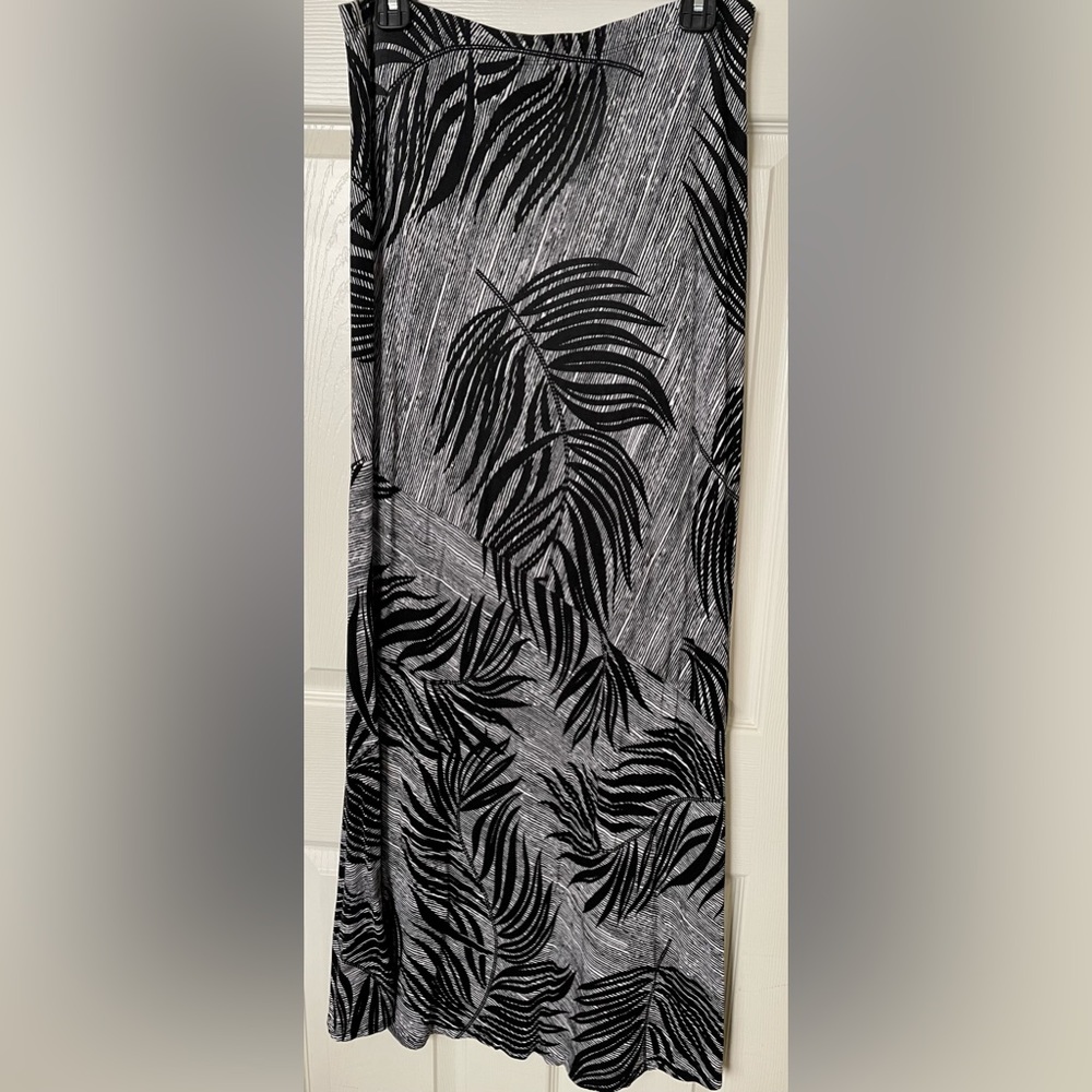 Matty M Black and White Palm Frond Pattern long skirt M